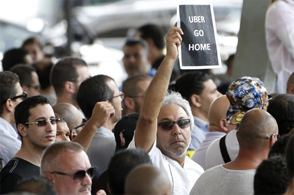 Nezadovoljni nelojalnom konkurencijom, francuski taksisti žele potpunu zabranu Ubera (Izvor: Reuters)